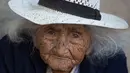 Dalam foto 23 Agustus 2018, Julia Flores Colque melihat kamera sambil duduk di luar rumahnya di Sacaba, Bolivia. Julia kini berusia menjelang 118 tahun, melewati perempuan Jepang, Nabi Tajima yang wafat awal tahun ini di usia 117 tahun. (AP/Juan Karita)