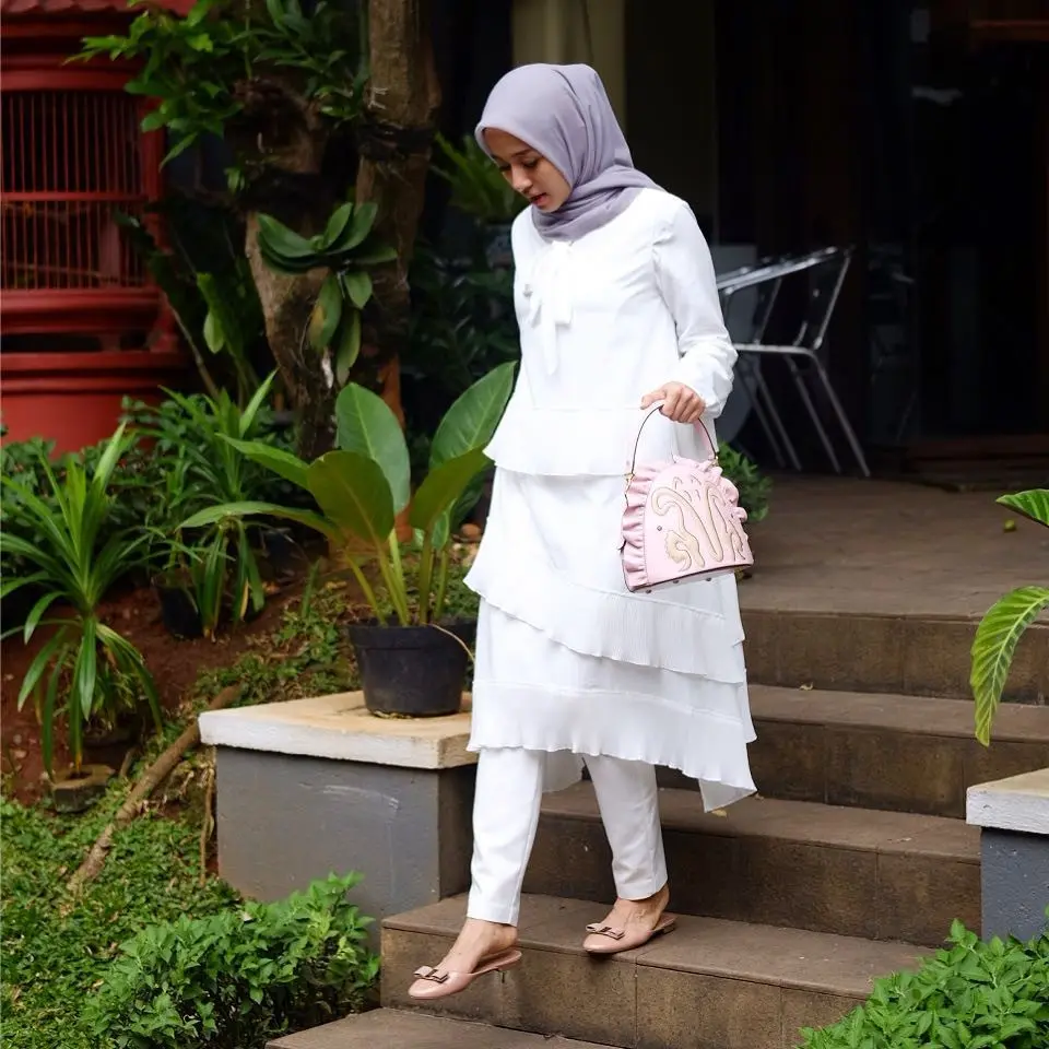 Tips memadupadankan pakaian dengan mules shoes. (Image: laudyacynthiabella/instagram)