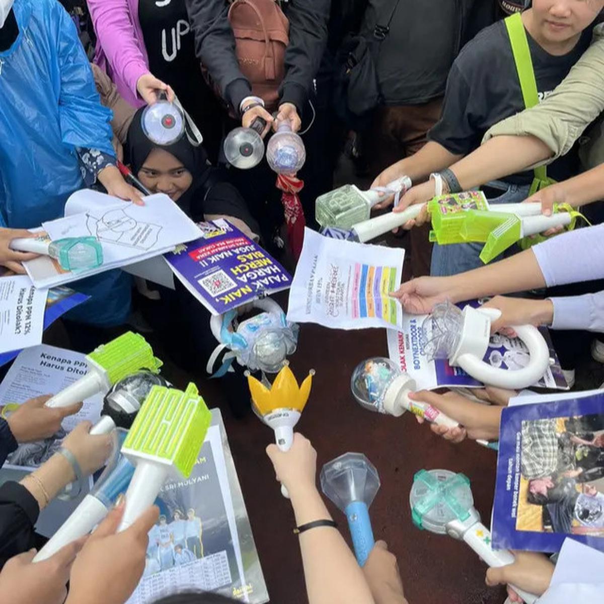 6 Potret K-Popers Demo Tolak Kenaikan PPN 12 Persen, Semua Fandom Bersatu