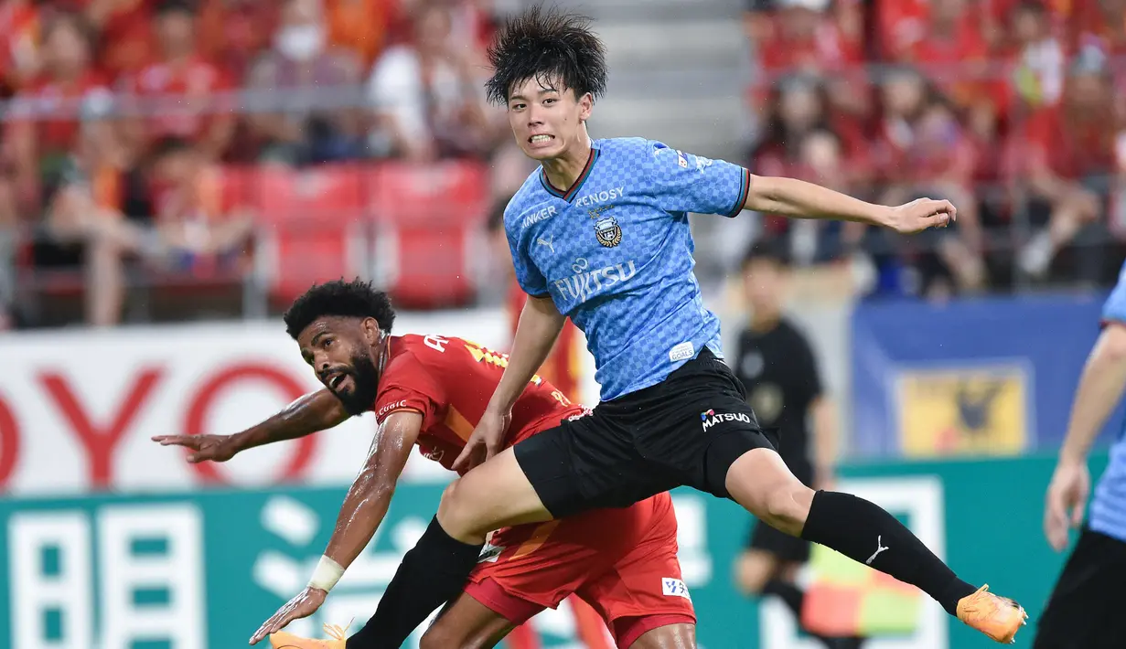 Masih berusia 20 tahun, Kota Takai juga punya tinggi ideal 192 sentimeter untuk jadi seorang bek tengah. Ia juga merupakan jantung pertahanan utama Timnas U-23 Jepang saat jadi juara Piala Asia U-23 2024 lalu. (Dok. J-League)