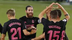 Pemain Real Madrid Federico Valverde (kanan) melakukan selebrasi usai mencetak gol ke gawang Real Betis pada pertandingan La Liga di Stadion Benito Villamarin, Seville, Spanyol, Sabtu (26/9/2020). Real Madrid mengalahkan Real Betis 3-2. (AP Photo/Angel Fernandez)
