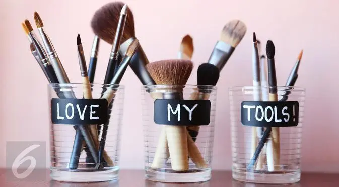 Bagi pemula setidaknya Anda harus memiliki enam jenis kuas makeup ini di rumah. (Foto: iStockphoto)