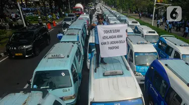 Sopir JakLingko menggelar demonstrasi di depan kantor Balai Kota, Jalan Medan Merdeka Selatan, Jakarta Pusat, Selasa (30/7/2024). (merdeka.com/Arie Basuki)