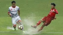 Striker Persis Solo, Tri Handoko, berusaha melewati gelandang Martapura FC, Moch Solechudin, pada laga 8 besar Liga 2 Indonesia di Stadion Patriot, Bekasi, Kamis (9/11/2017). Persis kalah 0-1 dari Martapura FC. (Bola.com/M Iqbal Ichsan)