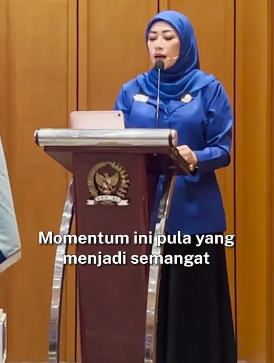 Begitupun saat ia bekerja, Ruby mengenakan kerudung warna biru. Dipadukan blazer warna senada dan rok panjang hitam.  [@ruby_26]