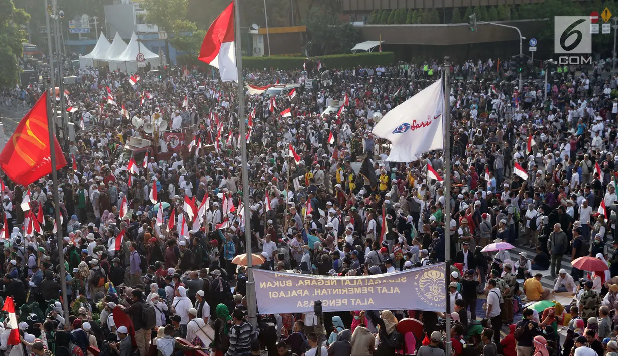 Peserta aksi massa Gerakan Nasional Kedaulatan Rakyat saat melakukan unjuk rasa di depan Gedung Bawaslu, Jakarta, Selasa (21/5/2019). Mereka menolak hasil Pemilu 2019 yang dinilai banyak terdaopat kecurangan. (Liputan6.com/Helmi Fithriansyah)