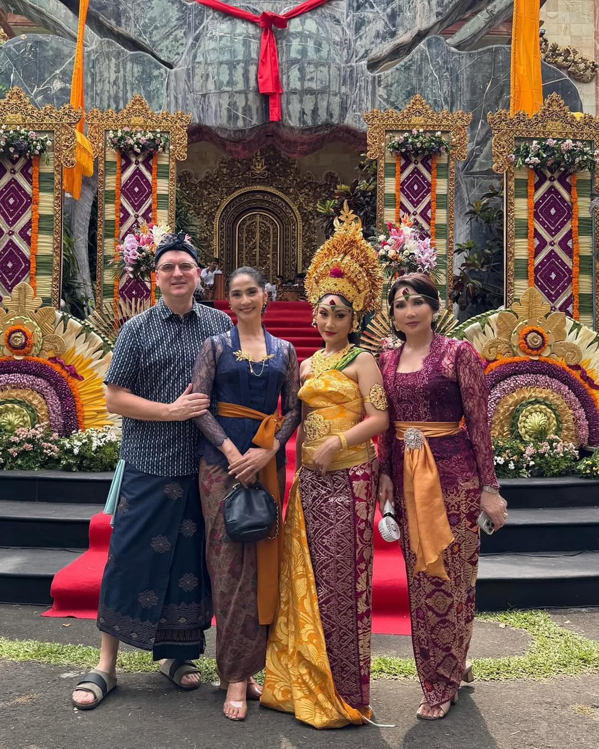 Potret Maudy Koesnadi Kenakan Kebaya Bali yang Selalu Cantik