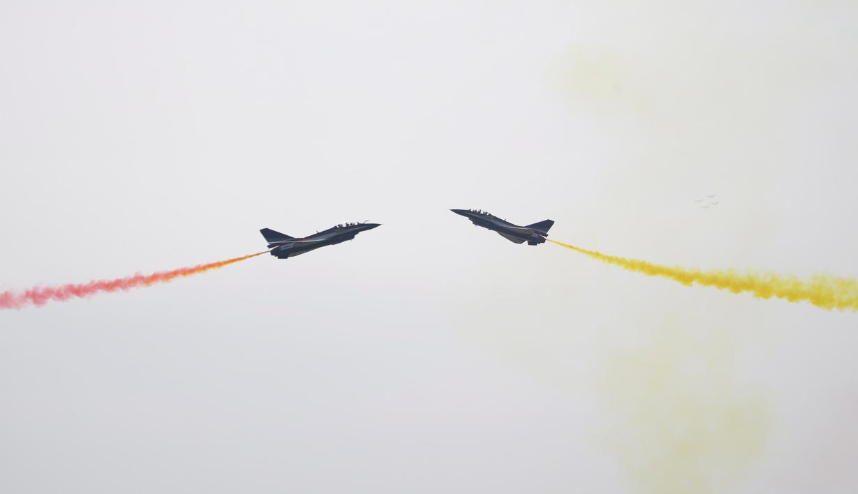 Dua jet tempur melakukan atraksi udara dalam acara Zhuhai Air Show, di Provinsi Guangdong, Tiongkok, Selasa (1/11). Ini adalah pertunjukan udara terbesar negara itu, yang mempertemukan pembuat pesawat dengan pembeli. (REUTERS/ China Daily)