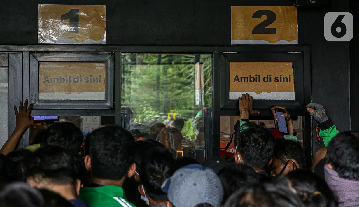 Sejumlah pengemudi ojek online berkerumun saat antre mengambil pesanan di gerai cepat saji McDonald's Raden Saleh, Jakarta, Rabu (9/6/2021). BTS Meal merupakan menu kolaborasi boyband asal Korea, BTS, dengan McDonald's yang hadir di 50 negara termasuk Indonesia. (Liputan6.com/Faizal Fanani)