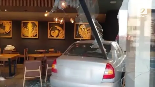 Sekitar empat orang terluka usai sebuah mobil sedan menyeruduk masuk ke dalam sebuah restoran di Seoul, Korea Selatan.
