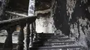 Pemandangan di dalam teater Mariupol yang rusak selama serangan di Mariupol, di wilayah di bawah pemerintahan Republik Rakyat Donetsk, Ukraina timur, Senin, 4 April 2022. Gedung teater Mariupol dikabarkan dihantam oleh Rusia dengan bom pada 16 Maret 2022 lalu. (AP Photo/Alexei Alexandrov)