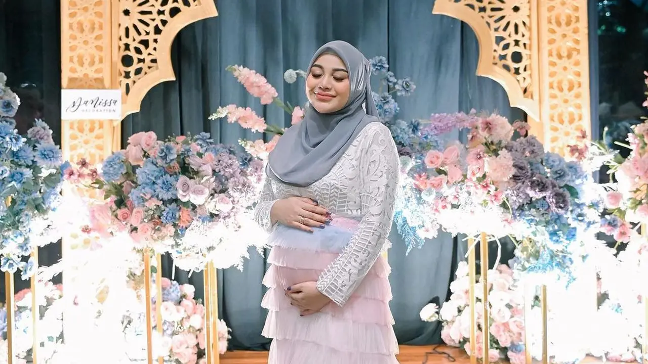 8 Potret Gaya Aurel Hermansyah Kenakan Gaun Cotton Candy, Umumkan Jenis Kelamin Anak Kedua