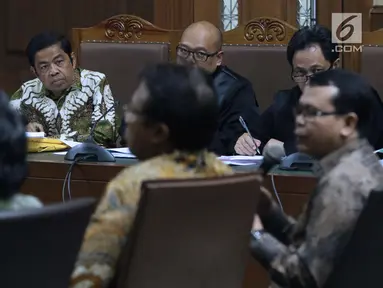 Terdakwa dugaan penerimaan suap terkait kerja sama pembangunan PLTU Riau-1, Idrus Marham (kiri) menyimak keterangan saksi saat sidang lanjutan di Pengadilan Tipikor, Jakarta, Kamis (7/2). Sidang mendengar keterangan saksi. (Liputan6com/Helmi Fithriansyah)