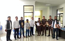 Polres SBT Serahkan Dua Tersangka Korupsi Dana Desa Ainena ke Kejaksaan