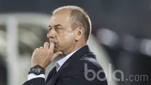 Pelatih Bali United, Hans Peter Schaller, mengamati anak asuhnya saat melawan Borneo FC pada laga Piala Presiden 2017 di Stadion Kapten I Wayan Dipta, Bali, Jumat (13/2/2017). Kedua tim bermain imbang 0-0. (Bola.com/Vitalis Yogi Trisna)
