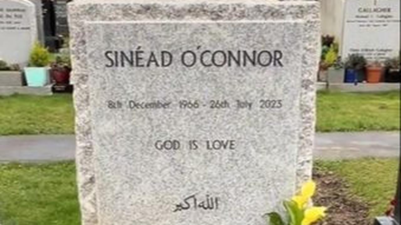 Di batu nisan berwarna abu-abu, tertulis dengan jelas nama Sinead O'Connor berserta tahun dimana penyanyi legendaris itu lahir dan wafat.<br>