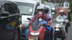 Pengendara sepeda motor melintas di kawasan Jalan Raya Puncak, Bogor, Jawa Barat, Kamis (29/12/2022). Ditutupnya jalur tersebut dilakukan untuk mengantisipasi peningkatan volume kendaraan dari arah Jakarta menuju Puncak. (merdeka.com/Imam Buhori)