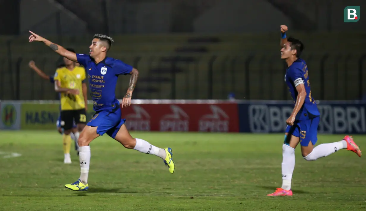 Pemain PSIS Semarang, Jonathan Cantillana (kiri) melakukan selebrasi usai mencetak gol ke gawang Barito Putera dalam laga pekan ke-8 BRI Liga 1 2021/2022 di Stadion Sultan Agung, Bantul, Rabu (20/10/2021). (Bola.com/Bagaskara Lazuardi)