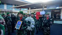 Upacara penyambutan dan serah terima jenazah Pratu Afrio bertempat di Terminal Cargo Bandara Internasional Sam Ratulangi Manado, Rabu (14/5/2025).