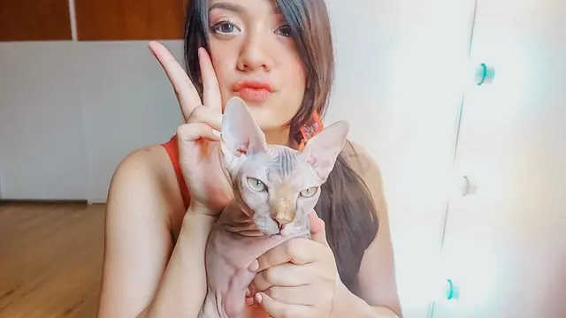 Seleb dan kucing (Sumber: Instagram//anissaaziza/)