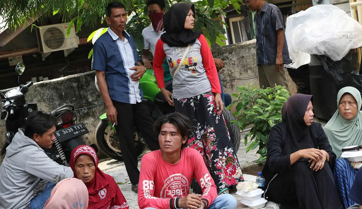 Keluarga korban tewas dalam kebakaran pabrik kembang api di Kosambi, Kabupaten Tangerang, Banten pada Kamis (26/10/2017), menunggu di sekitar Posko Ante Mortem RS Polri Sukanto Kramat Jati, Jakarta Timur, Jumat (27/10). (Liputan6.com/Immanuel Antonius)