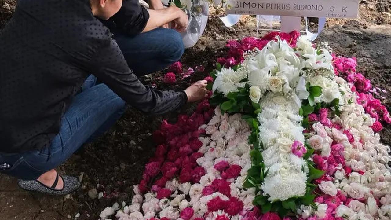 6 Potret Darius Sinathrya Dalam Pemakaman Sang Ayah di Yogyakarta, Donna Agnesia Setia Menemani