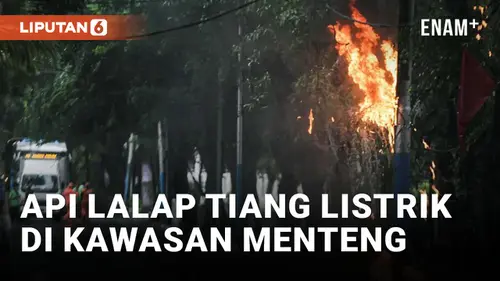 VIDEO: Diduga Korsleting, Salah Satu Tiang Listrik di Kawasan Menteng Terbakar