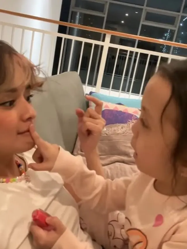 Joanna Laexandra dan anaknya (Instagram/joannaalexandra)