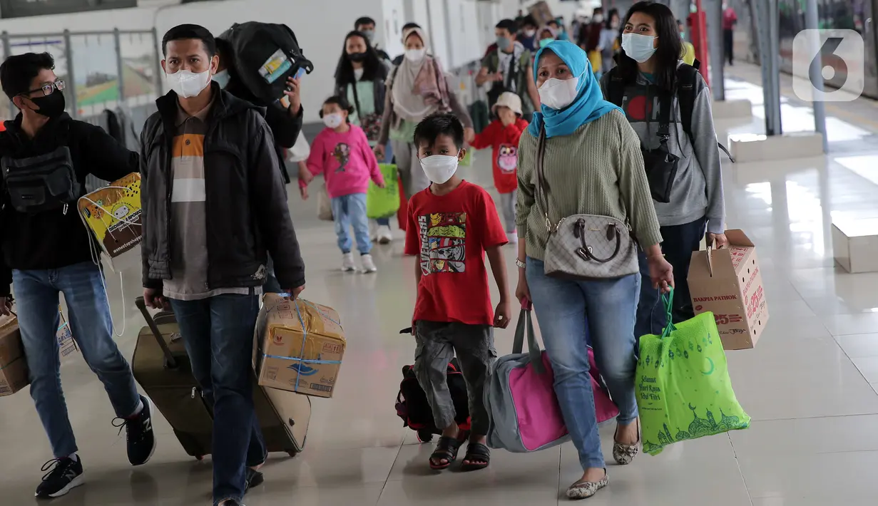 Sejumlah penumpang berjalan setibanya di Stasiun Pasar Senen, Jakarta, Rabu (11/5/2022). Pada hari ini, tercatat jumlah penumpang yang turun di Stasiun Pasar Senen sebanyak 16.100 penumpang. (Liputan6.com/Angga Yuniar)