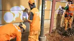 Petugas Penanganan Prasarana dan Sarana Umum (PPSU) membuat mural bertema Asian Games 2018 di kawasan Cawang, Jakarta, Selasa (17/7). Mural tersebut untuk menyambut dan memeriahkan Asian Games 2018 pada Agustus mendatang. (Liputan6.com/Faizal Fanani)