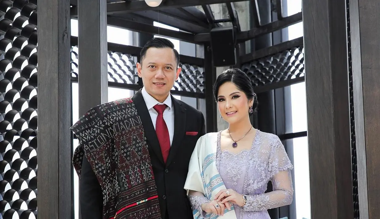 <p>Outfit kondangan Annisa Pohan tampilkan kesan yang elegan. Memadukan kebaya kutubaru modifikasi dengan kain songket lilac yang manis [@agusyudhoyono]</p>