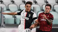 Penyerang Juventus, Paulo Dybala, berebut bola dengan pemain AC Milan pada laga leg kedua semifinal Coppa Italia di Allianz Stadium, Sabtu (13/6/2020) dini hari WIB. Juventus lolos ke final usai bermain imbang 0-0 atas AC Milan. (AFP/Miguel Medina)