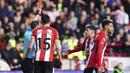 Wasit Stuart Attwell memberikan kartu merah kepada pemain Sheffield United, Mason Holgate setelah meninjau VAR terhadap pelanggaran kerasnya terhadap pemain Brighton, Kaoru Mitoma pada laga lanjutan Liga Inggris 2023/2024 di Bramall Lane stadium, Sheffield, Inggris, Minggu (19/02/2024). (AP Photo/PA/Nick Potts)