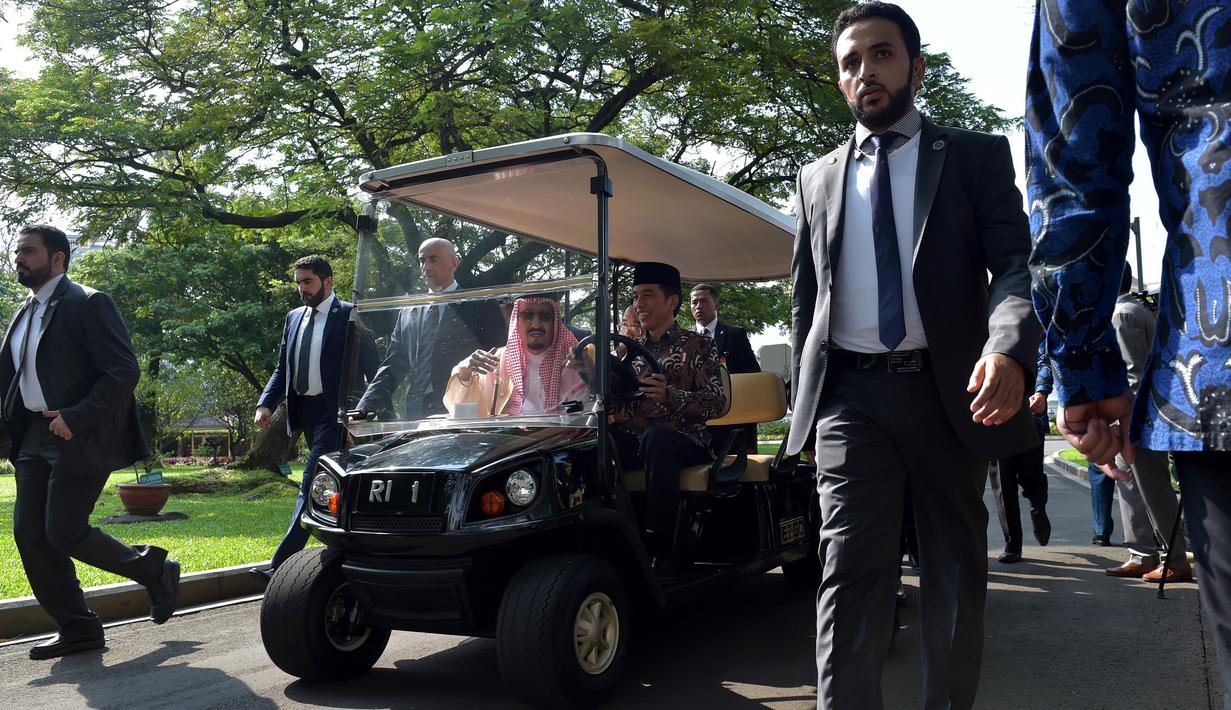 Penjagaan ketat dari pengawal Raja Salman dan Paspampres saat Presiden Jokowi mengajak Raja Salman keliling halaman Istana Merdeka, Jakarta, Kamis (2/3). (AFP Photo/ Pool/ ADEK BERRY)