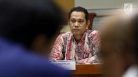 Capim KPK Nurul Ghufron menyampaikan pendapatnya saat mengikuti uji kelayakan dan kepatutan (fit and proper test) dengan Komisi III DPR di Kompleks Parlemen, Jakarta, Rabu (11/9/2019). Gufron mengaku setuju dengan adanya kewenangan KPK dalam mengeluarkan SP3. (Liputan6.com/JohanTallo)