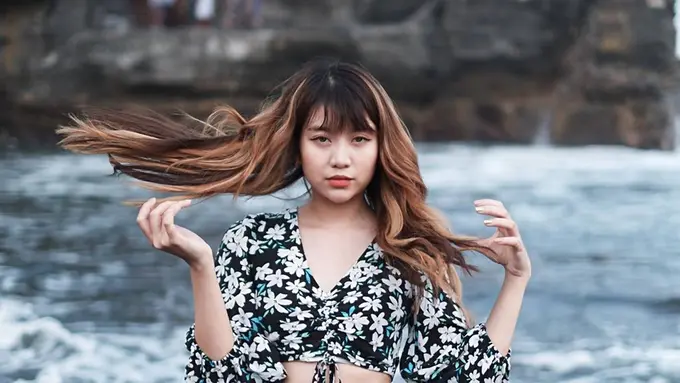 Suka Main Ke Pantai, Ini Potret Ghea Indrawari yang Tampil Menawan