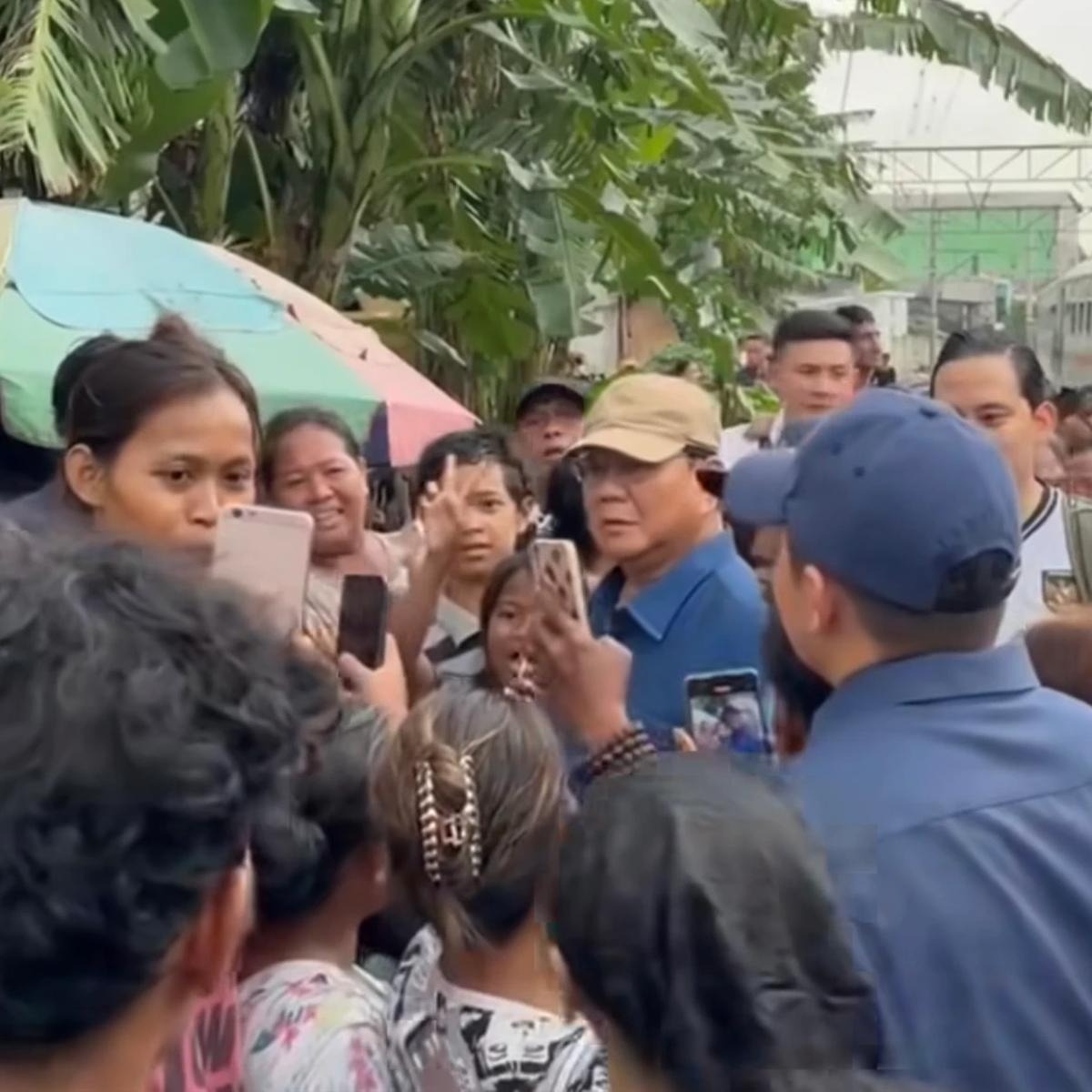 Prabowo Blusukan ke Pemukiman Padat Penduduk di Bantaran Rel Senen Jakpus