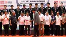 Ketua PBVSI, Imam Sudjarwo (keempat kiri) bersalaman usai gelaran Kejuaraan Voli Putra Asia 2017 di GOR Tri Dharma, Gresik, Selasa (1/8). Jepang menjadi kampiun usai menumbangkan Kazakhstan 3-1. (Liputan6.com/Helmi Fithriansyah)