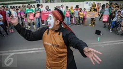 Pantomim sedang  aksi teatrikal Tolak Reklamasi Pesisir saat CFD di kawasan Bundaran HI, Jakarta, Minggu (16/10). Dalam aksinya mereka mengajak masyarakat menjaga lingkungan sekitar. (Liputan6.com/Faizal Fanani)