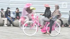 Wisatawan mengendarai sepeda ontel saat berkunjung ke kawasan Kota Tua, Jakarta, Rabu (4/5/2022). Libur Lebaran membawa berkah bagi jasa sewa sepeda ontel di Kota Tua. Penyewaan sepeda ontel mengalami peningkatan dari hari biasanya. Jasa sewa sepeda ontel di Kota Tua dipatok Rp20.000 per setengah jam. (merdeka.com/Iqbal S Nugroho)