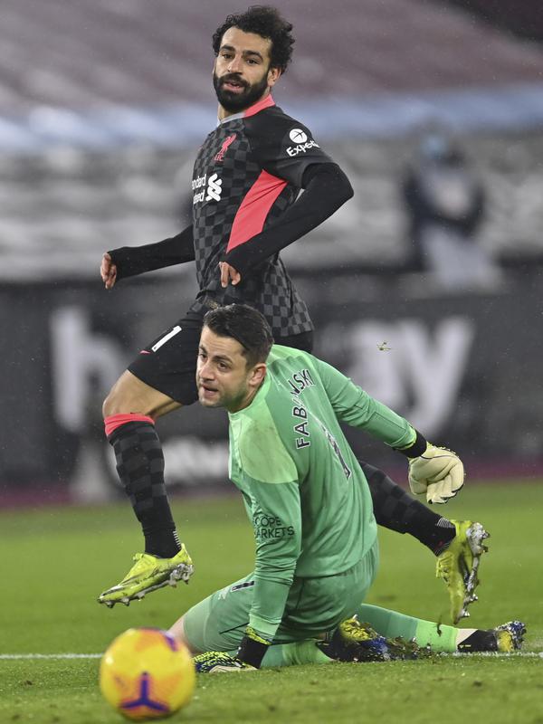 Penyerang Liverpool, Mohamed Salah mencetak gol pembuka ke gawang West Ham United pada lanjutan pekan ke-21 Liga Inggris 2020/2021 di London Stadium, Minggu (31/1/2021) malam WIB. West Ham dipaksa bertekuk lutut oleh Liverpool dengan skor 1-3. (Justin Setterfield/Pool via AP)