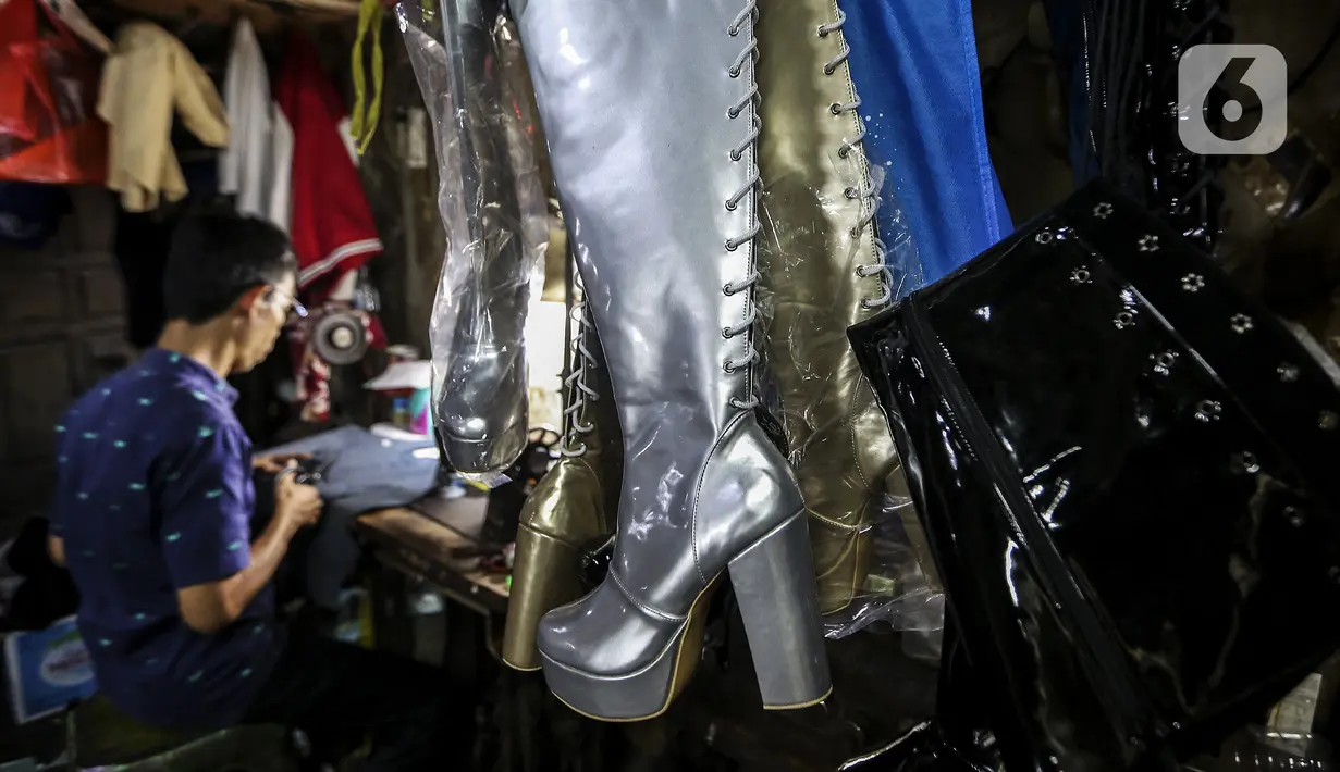 Pekerja menyelesaikan pembuatan sepatu di industri rumahan daerah Kuningan, Jakarta Selatan, Jumat (22/1/2020). Pemilik industri sepatu rumahan ini mengaku selama pandemi omzet berkurang hingga 70 persen. (Liputan6.com/Johan Tallo)