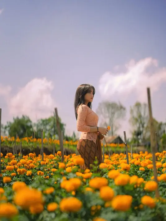 Fuji pernah membagikan beberapa potret cantik dirinya dalam balutan kebaya di tengah hamparan kebun bunga. [Foto: Instagram/fuji_an]