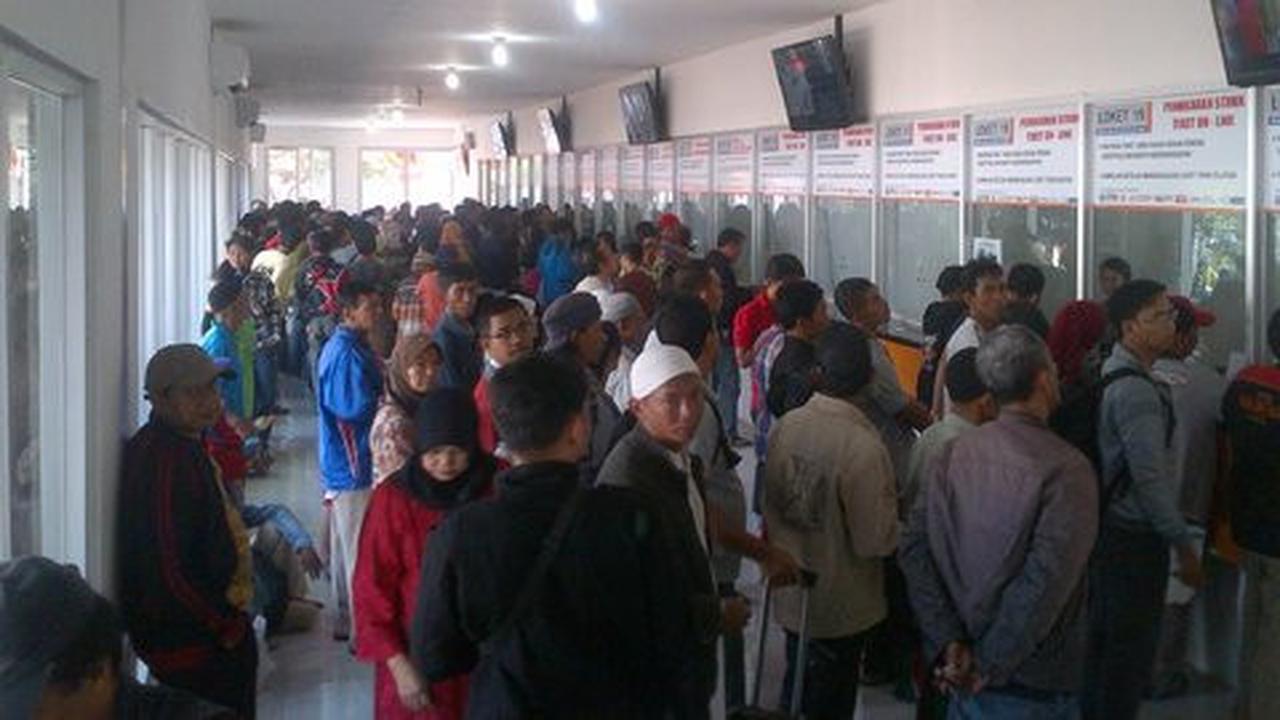 H+4 Lebaran, belasan ribu orang penuhi Stasiun Senen buat mudik