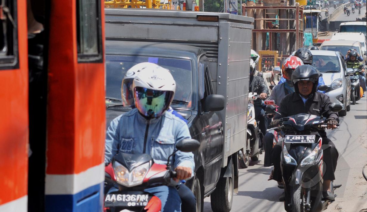Kendaraan terjebak kemacetan saat melintasi Jalan Raya Cipulir, Jakarta, Kamis (30/4). Pembangunan jalan layang terpanjang Tendean-Ciledug (9,3 kilometer) untuk transjakarta Koridor XIII berimbas pada kemacetan panjang . (Liputan6.com/Andrian M Tunay)