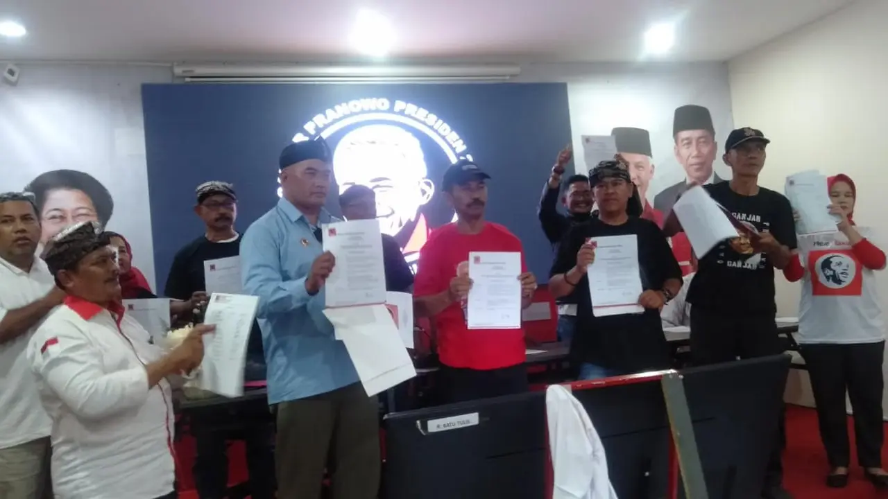Relawan Projo se-Jawa Barat mendatangi Rumah Aspirasi Relawan Ganjar Pranowo Presiden 2024/TKRPP, Jalan Diponegoro, Menteng, Jakarta Pusat, Minggu (22/10/23). Momentum tersebut dalam rangka menguatkan dukungan dan menyatakan sikap politik ke Ganjar Pranow