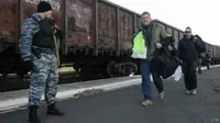 Potongan-potongan pesawat MH17 diangkut dengan kereta dari Ukraina timur untuk diterbangkan menuju Belanda.