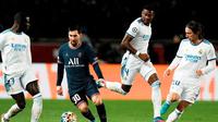 Penyerang PSG, Lionel Messi, saat coba melewati kawalan pemain Real Madrid pada laga leg pertama 16 besar Liga Champions di Parc des Princes, Rabu (16/2/2022) dini hari WIB. PSG pun menang 1-0 dalam duel tersebut. (AP Photo/Thibault Camus)
