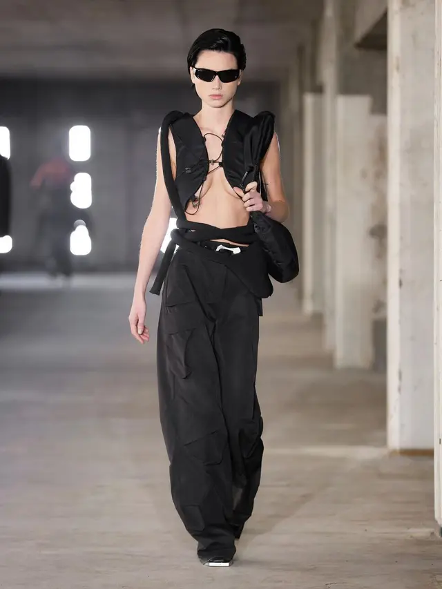 Diluar Nalar, Brand Heliot Emil Bakar Modelnya di Paris Fashion Week