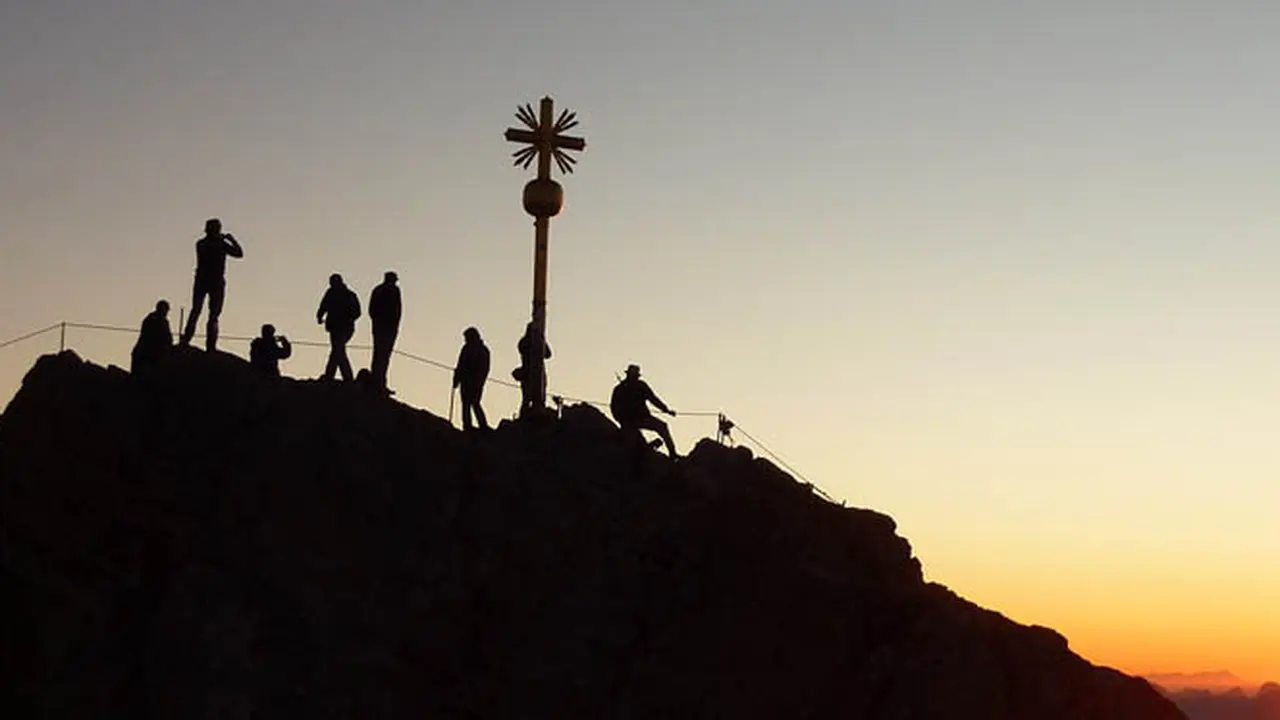 10 Tips Mendaki Agar Tetap Fit dan Fresh Sampai di Puncak Gunung
